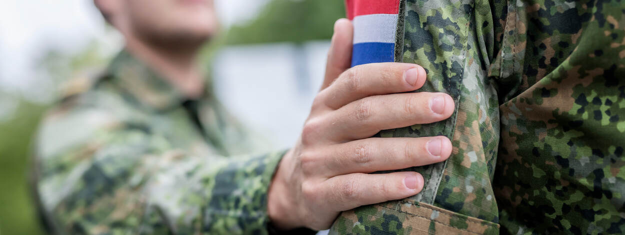 Steun banner: militair die hand legt op arm van andere militair